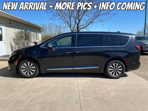 Black 2023 Chrysler Pacifica Hybrid Limited