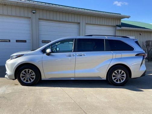 2023 Toyota Sienna XLE