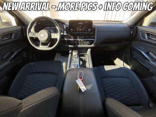 2023 Nissan Pathfinder SV