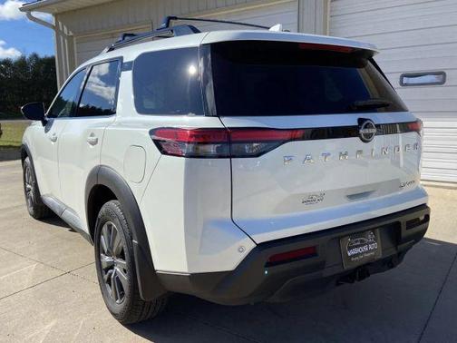 2023 Nissan Pathfinder SV