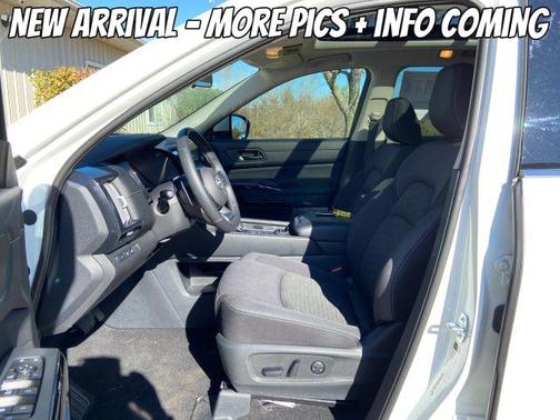 2023 Nissan Pathfinder SV