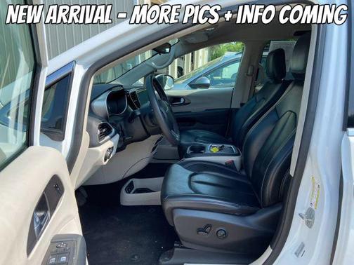 2023 Chrysler Pacifica Touring-L