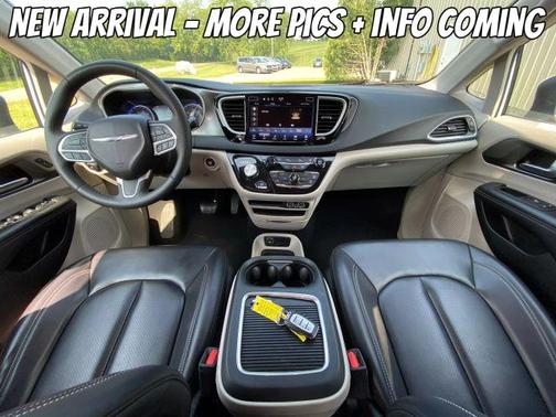 2023 Chrysler Pacifica Touring-L