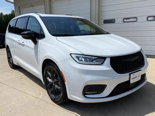 White 2025 Chrysler Pacifica Limited