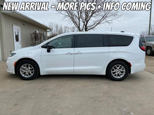 2024 Chrysler Pacifica Touring-L