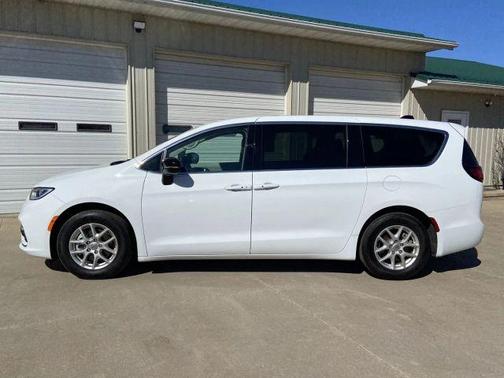 2024 Chrysler Pacifica Touring-L