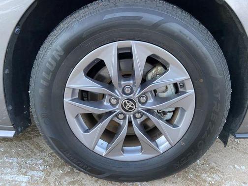 2024 Toyota Sienna LE