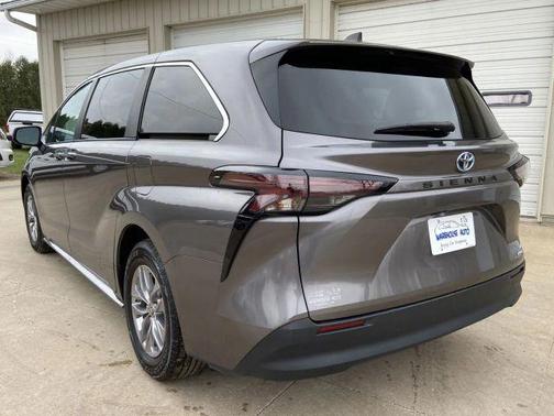 2024 Toyota Sienna LE