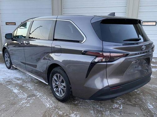 2024 Toyota Sienna LE