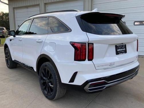 White 2023 Kia Sorento SX