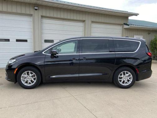 2023 Chrysler Pacifica Touring-L