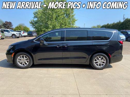2023 Chrysler Pacifica Touring-L