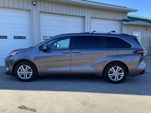 2022 Toyota Sienna Platinum 7 Passenger