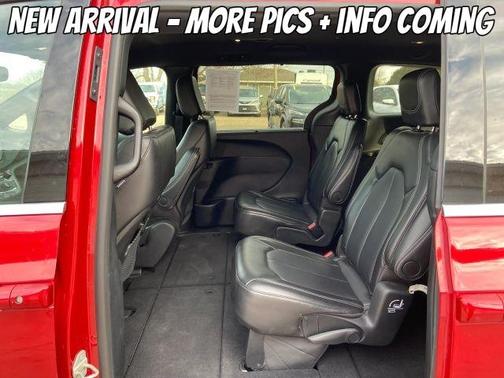 2025 Chrysler Pacifica Select