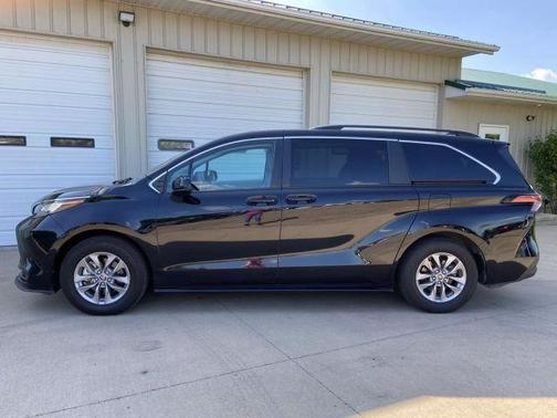 2022 Toyota Sienna LE