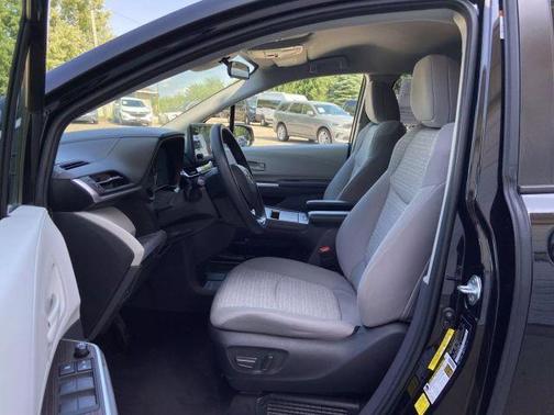 2022 Toyota Sienna LE