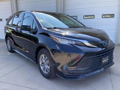 2022 Toyota Sienna LE