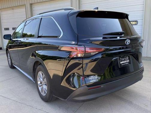 2022 Toyota Sienna LE