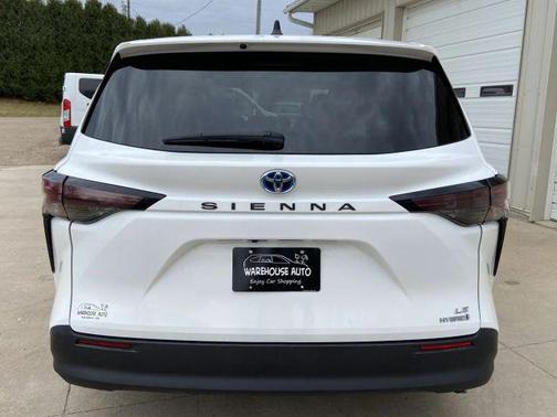 2024 Toyota Sienna LE