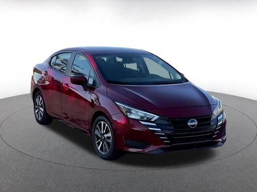 Scarlet Ember 2025 Nissan Versa 1.6 SV