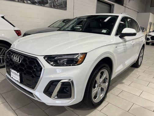 Glacier White Metallic 2022 Audi Q5 45 S line Premium Plus
