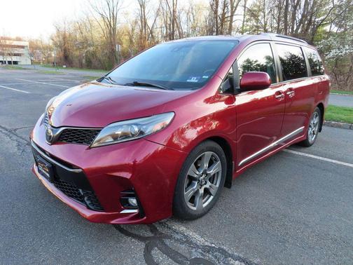 Salsa Red Pearl 2018 Toyota Sienna SE
