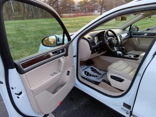 2016 Volkswagen Touareg VR6 Lux