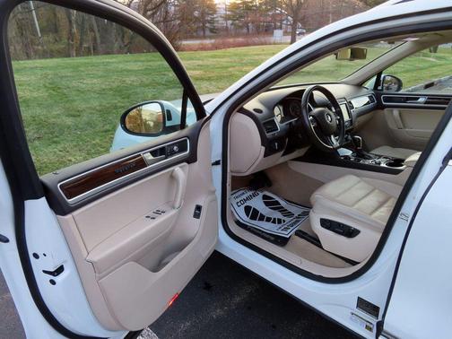 2016 Volkswagen Touareg VR6 Lux