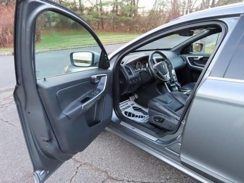 2017 Volvo XC60 T6 R-Design