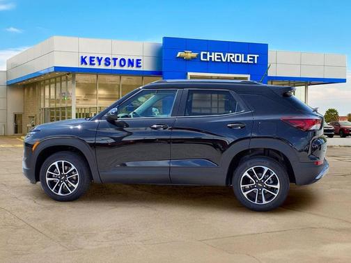 Mosaic Black Metallic 2026 Chevrolet Trailblazer LT
