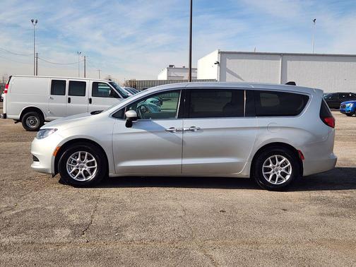 2023 Chrysler Voyager LX