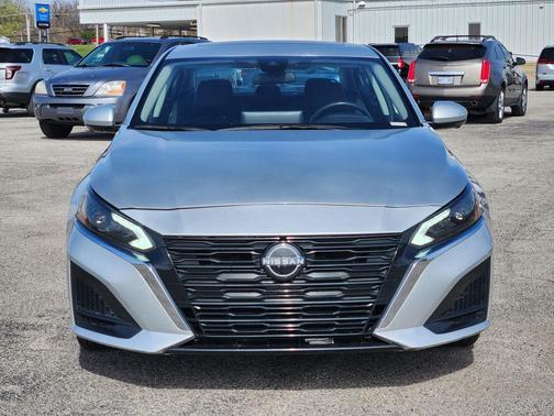 Brilliant Silver Metallic 2023 Nissan Altima 2.5 SL