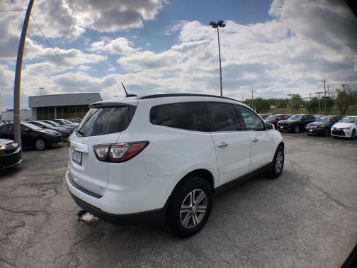 Summit White 2017 Chevrolet Traverse 2LT