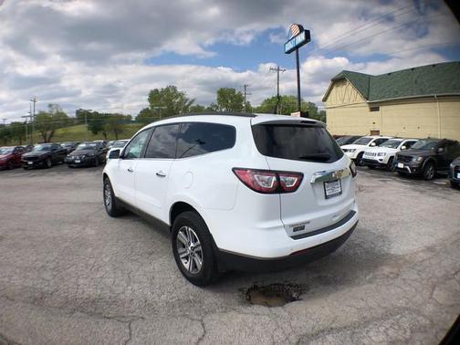 Summit White 2017 Chevrolet Traverse 2LT