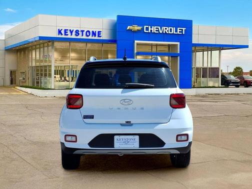 Lunar White w/Black Roof 2025 Hyundai VENUE Limited