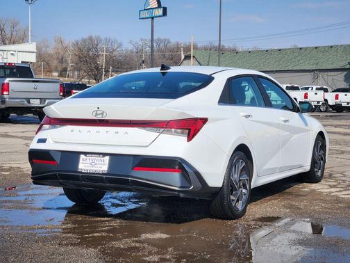 2025 Hyundai ELANTRA SEL