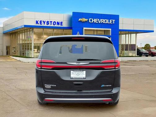 Diamond Black Crystal Pearlcoat 2024 Chrysler Pacifica Hybrid Select