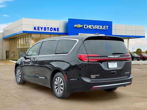 Diamond Black Crystal Pearlcoat 2024 Chrysler Pacifica Hybrid Select