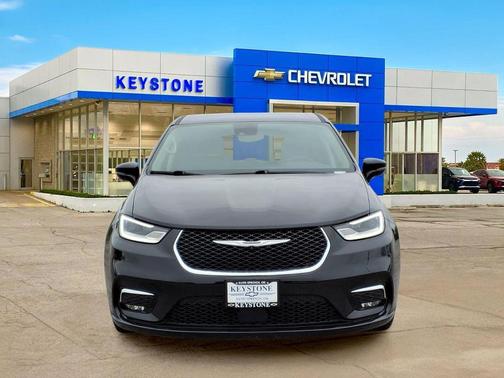 Diamond Black Crystal Pearlcoat 2024 Chrysler Pacifica Hybrid Select