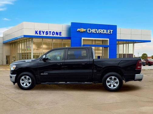 Diamond Black Crystal Pearlcoat 2024 RAM 1500 Laramie