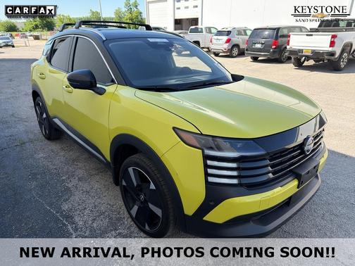 Yuzu Yellow Metallic/Super Black 2025 Nissan Kicks SR