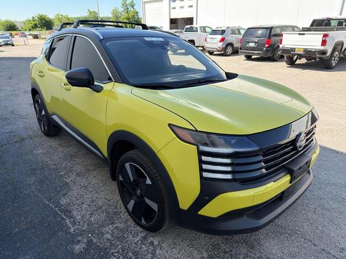 Yuzu Yellow Metallic/Super Black 2025 Nissan Kicks SR