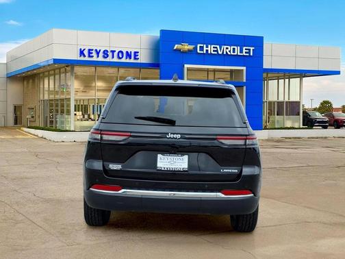 Diamond Black Crystal Pearlcoat 2024 Jeep Grand Cherokee Laredo