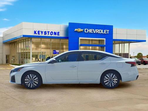 Glacier White 2025 Nissan Altima SV FWD