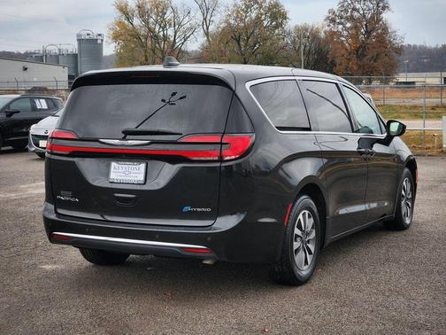 2022 Chrysler Pacifica Hybrid Touring L