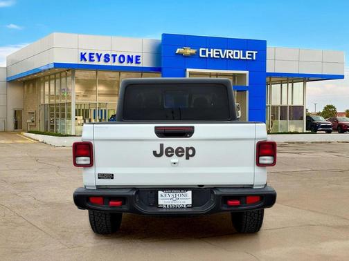 Bright White Clearcoat 2023 Jeep Gladiator Rubicon