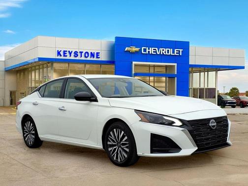 Glacier White 2025 Nissan Altima SV FWD