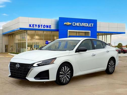 Glacier White 2025 Nissan Altima SV FWD