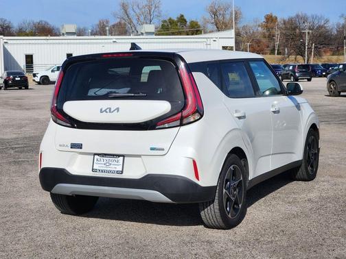 Snow White Pearl 2023 Kia Soul EX