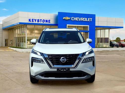 Pearl White Tricoat 2023 Nissan Rogue SV